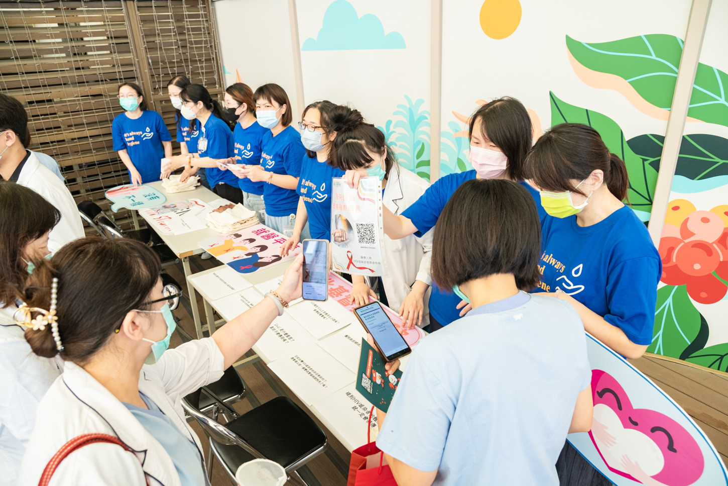 彰基醫護人員踴躍參與感染科問卷填寫活動，透過實際行動支持「U=U」理念，展現關懷與專業共融的友善精神。(彰基提供)
